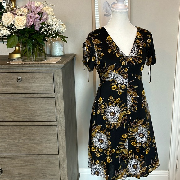 Madewell: Flowy Short Sunflower Dress - Picture 1 of 13